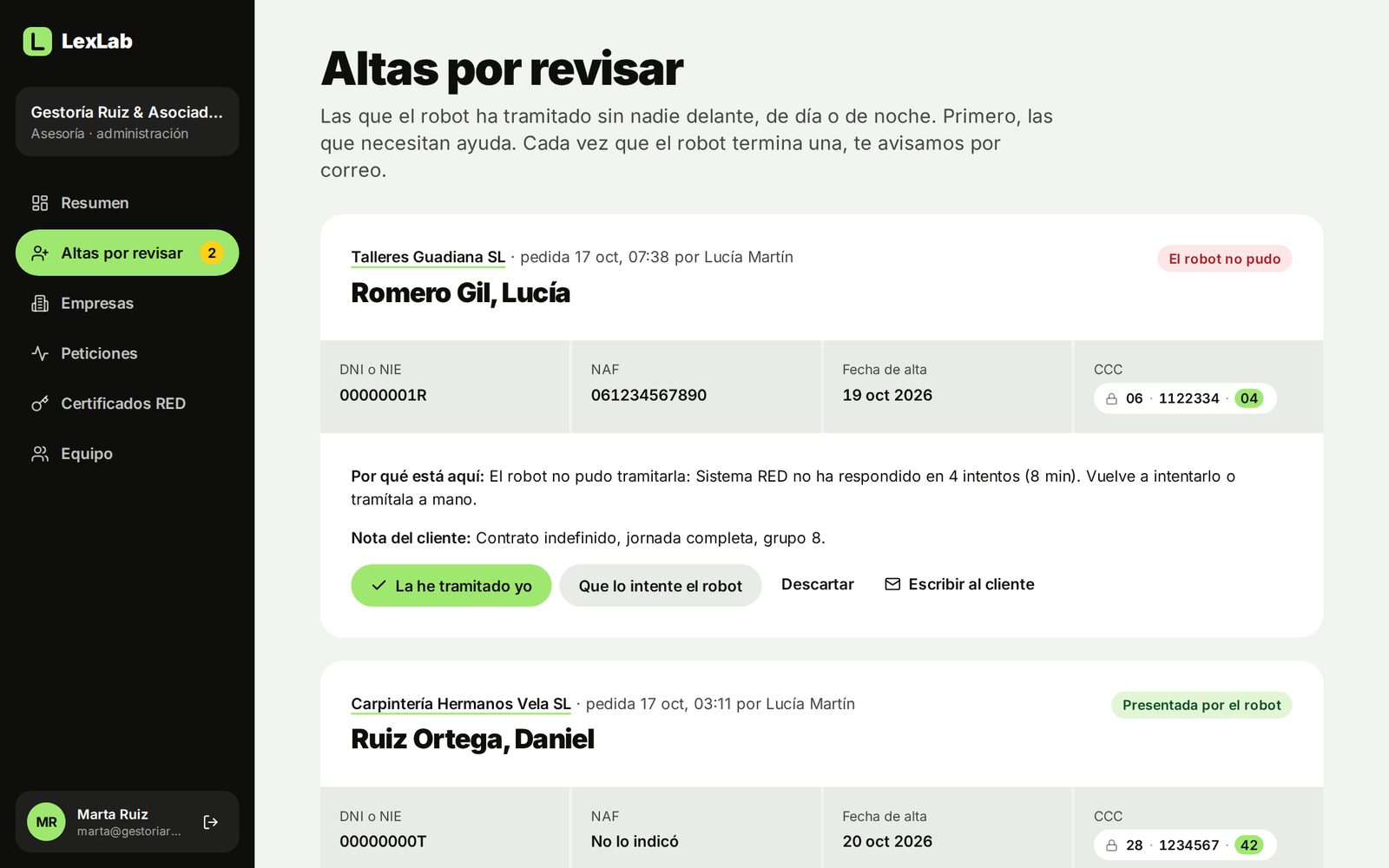 Pantalla Altas por revisar de la asesoría: un alta que la sede no dejó presentar y otra que el robot presentó a las 3:12 de la madrugada